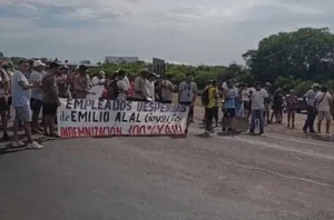 Los más de 240 trabajadores despedidos de la empresa textil Alal retomaron este lunes las medidas de fuerza en la ciudad de Goya. Foto: Gentileza.