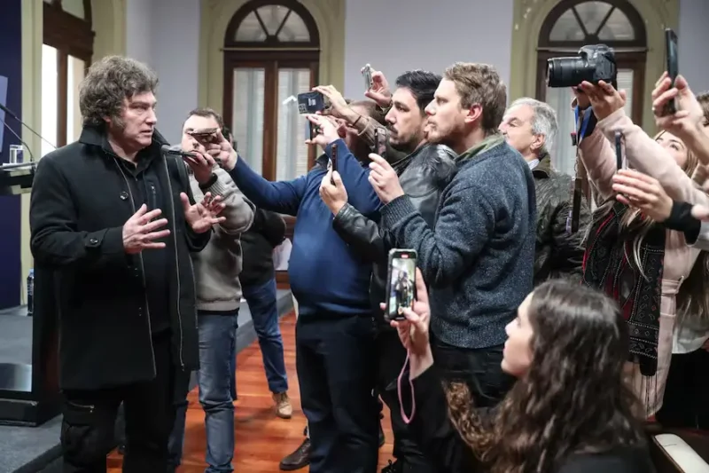 El objetivo de la nueva oficina es desmentir de manera activa lo que el Ejecutivo define como mentiras, falsedades y operaciones mediáticas y políticas. Foto: Presidencia.