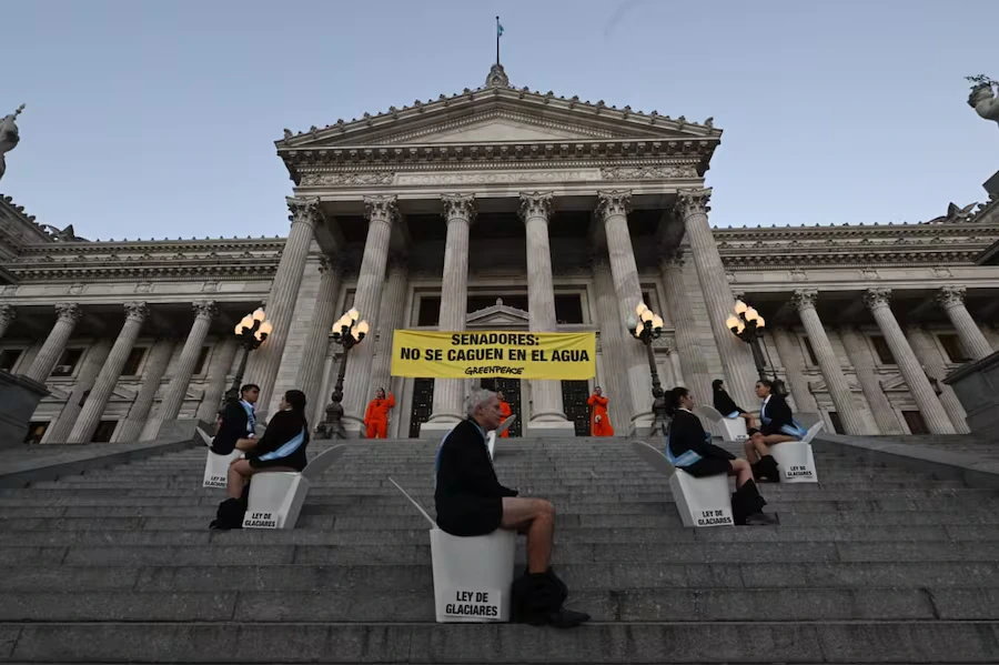 Protesta contra la Ley de Glaciares detuvieron a ambientalistas de Greenpeace y a un camarógrafo
