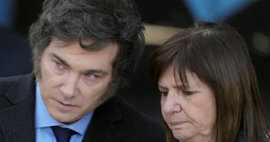 Javier Milei y Patricia Bullrich, la encargada de lograr voluntades para la media sanción de la reforma laboral en el Senado. Foto: AP.