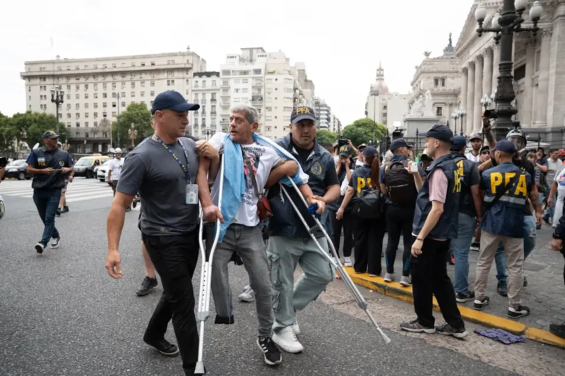 Una foto de Página 12 captó el momento en que la Policía detuvo a un hombre sin una pierna.