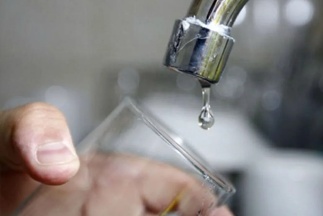 Rige un corte y baja presión de agua en Posadas por una fuga en el sistema