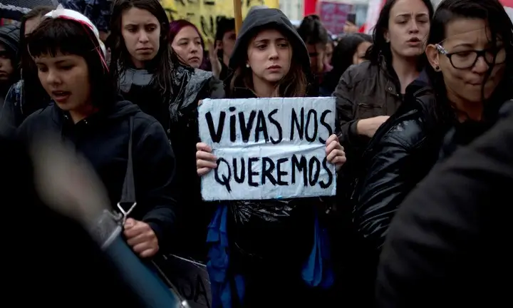El 64% de los femicidios fue cometido por parejas o exparejas y el 52% ocurrió en la vivienda de la víctima. Foto: Clarín.