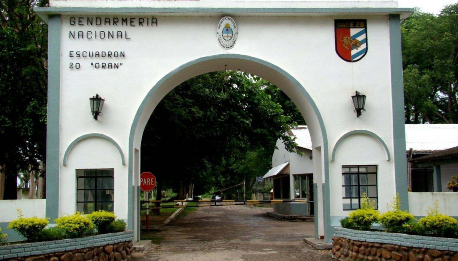 Entrada del Escuadrón 20 “Orán” de Gendarmería Nacional, unidad donde prestaba servicio el gendarme chaqueño fallecido. El hecho generó conmoción dentro de la fuerza y activó controles sanitarios en la base.