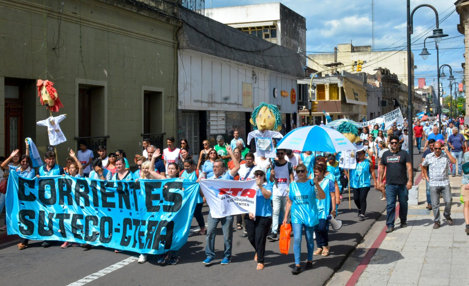 Docentes autoconvocados continúan con marchas y movilizaciones en Corrientes en el marco del reclamo salarial docente