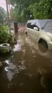 En redes sociales, muchos ciudadanos compartieron videos e imágenes del momento en que la lluvia golpeaba con fuerza la ciudad.