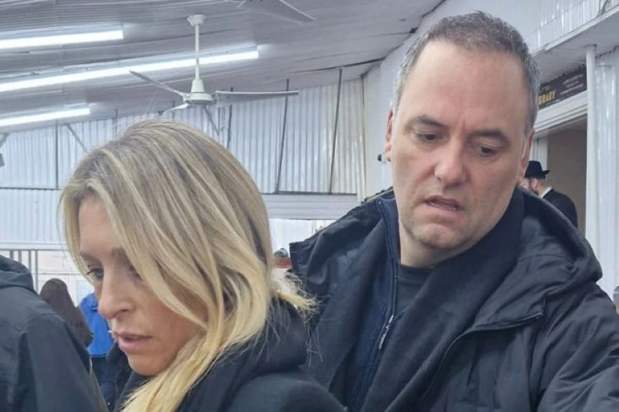 La esposa de Adorni lo acompañó en un viaje con fondos públicos.