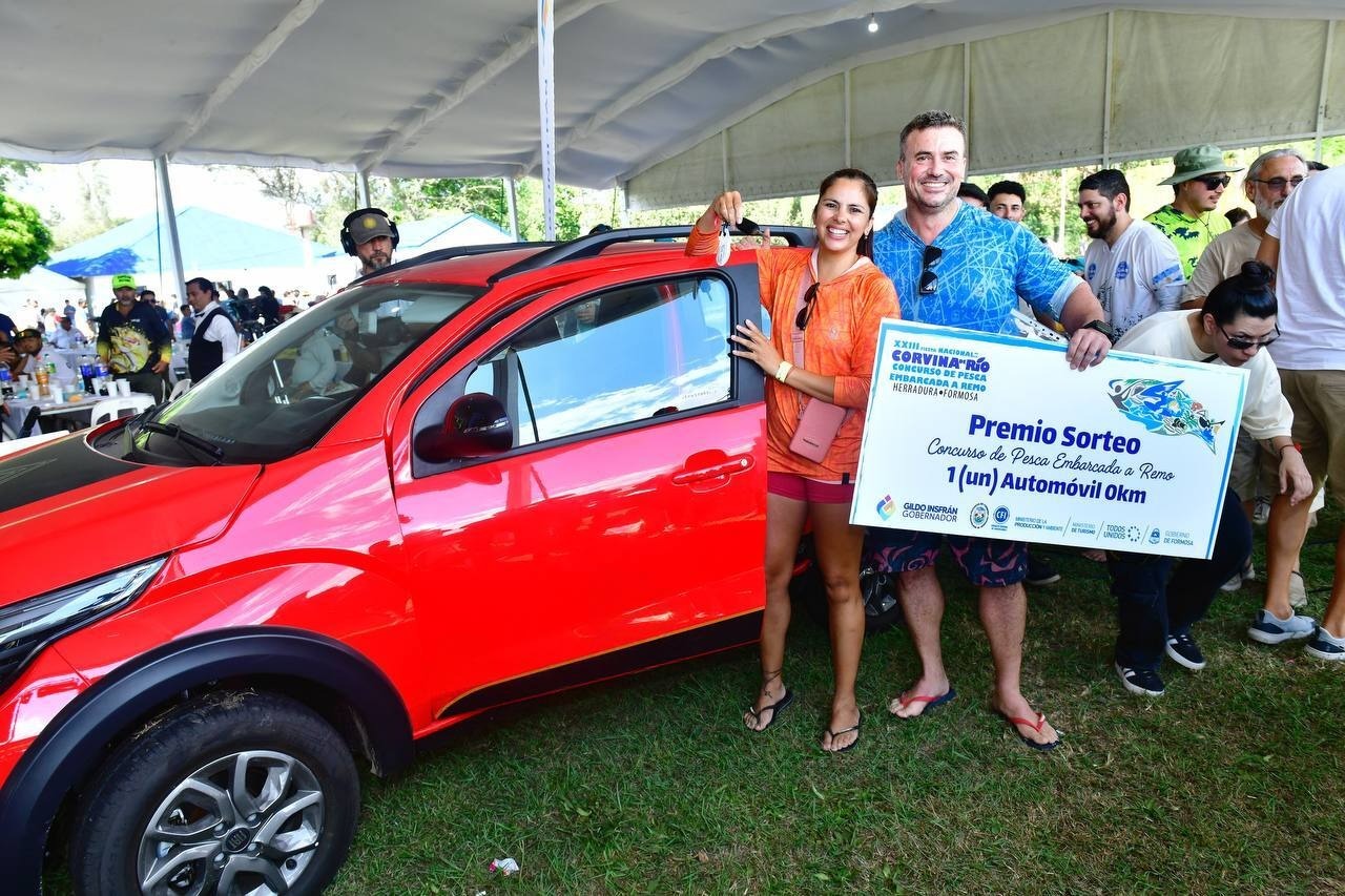 Natalia Dávalos y Víctor Soria (equipo 351) se consagraron como los ganadores del sorteo de un automóvil cero kilómetro. Foto: Agenfor