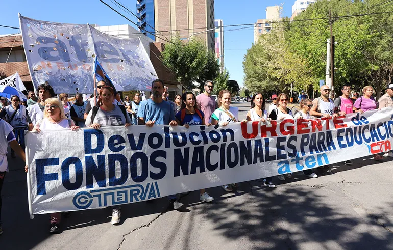 Sólo cinco provincias pagan salarios docentes por encima de la línea de pobreza, según datos oficiales.