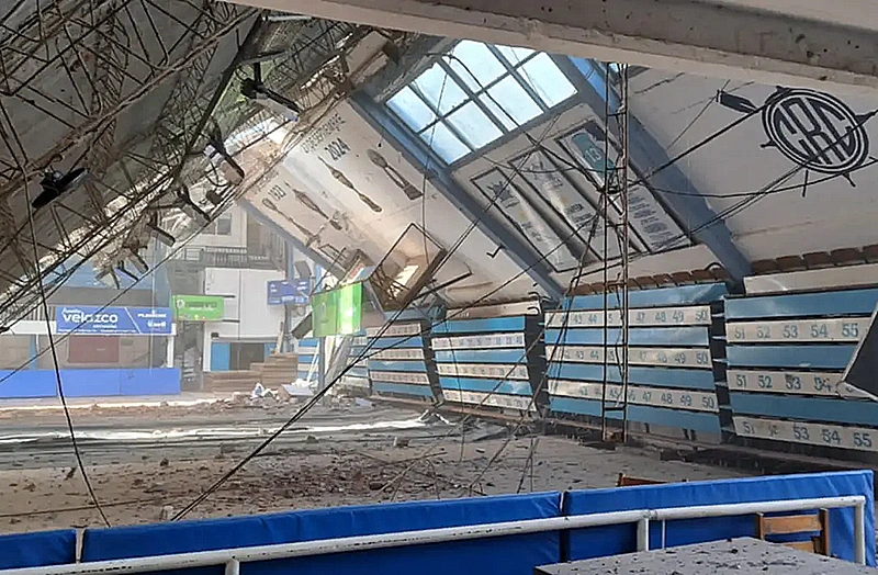 Se retrasa la reconstrucción del estadio del Club de Regatas Corrientes a siete meses del derrumbe