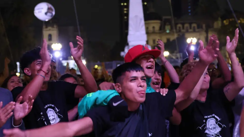 La vigilia reunió a artistas, organismos de derechos humanos y público en general en Plaza de Mayo.