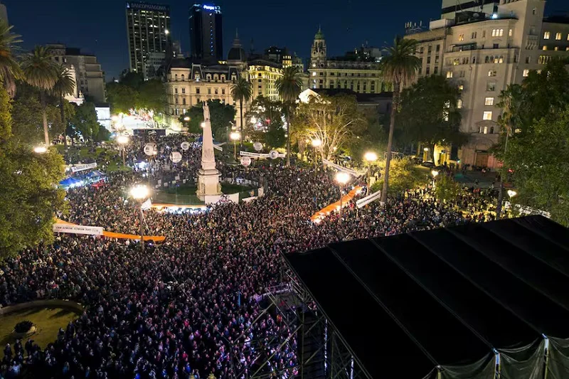 Una multitud colmó Plaza de Mayo en la vigilia por los 50 años del golpe 3