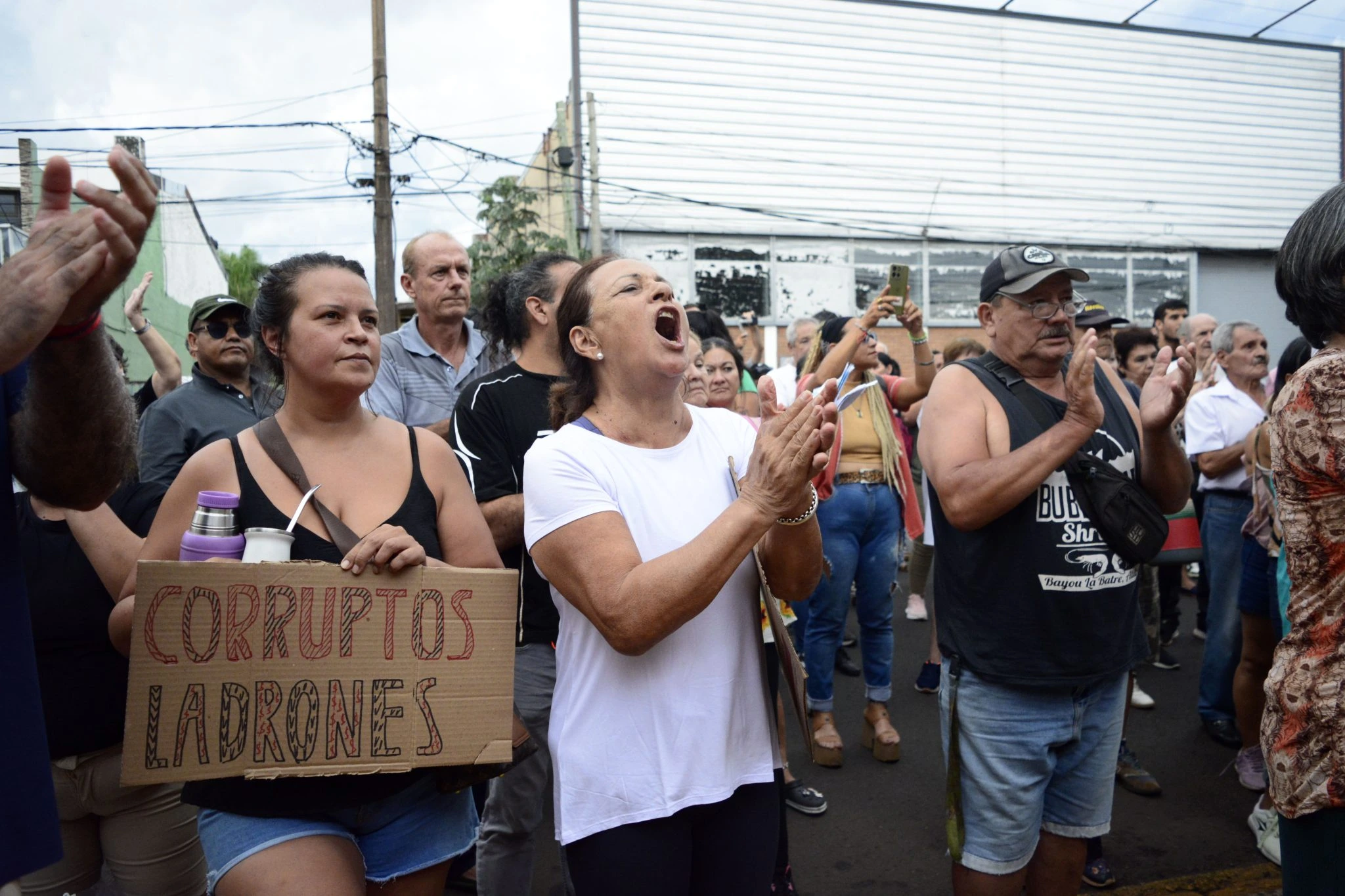 Vecinos marcharon hasta la sede de la empresa de agua para reclamar por facturas que alcanzan hasta un millón de pesos.