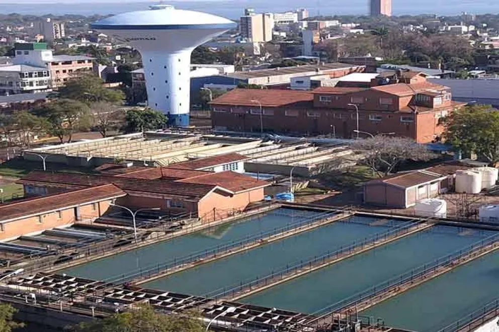 La compañía que administra el servicio de agua potable en Posadas y Garupá decidió frenar nuevas obras mientras avanza el proceso de venta de sus activos en Argentina.