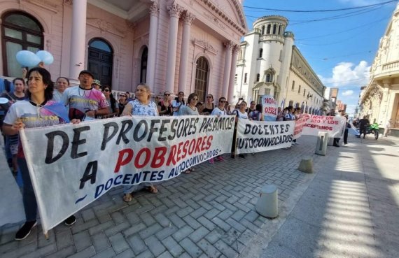 Los manifestantes solicitaron una mesa de diálogo con el Gobierno provincial para discutir la recomposición salarial.