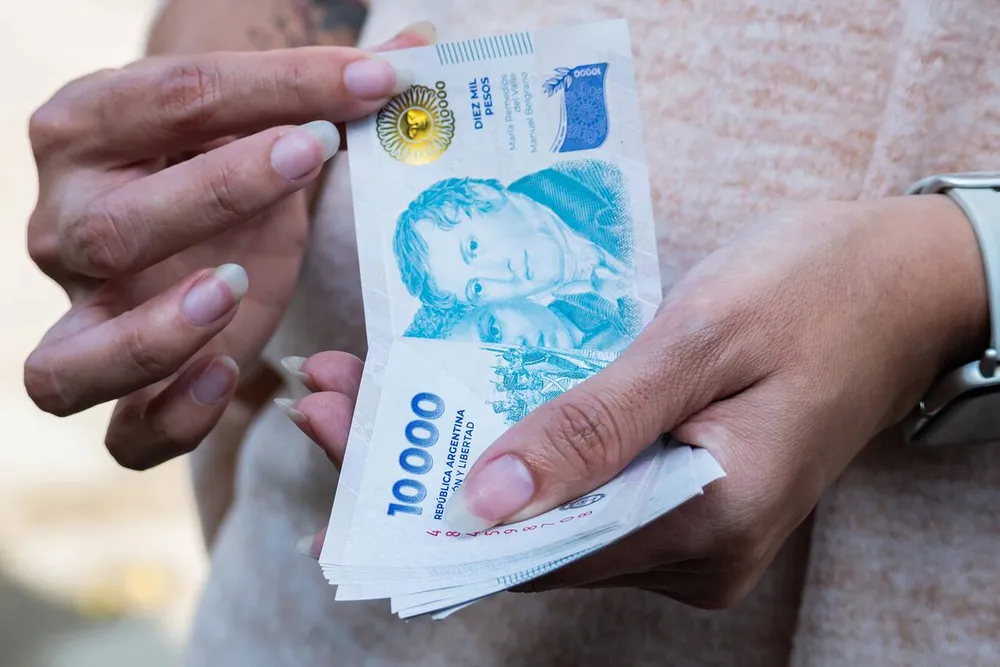 Junio llega con nuevos aumentos: suben prepagas, combustibles, alquileres y colegios privados