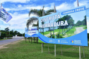 Cartel de entrada la localidad anfitriona de la Fiesta de la Corvina de Río, Herradura