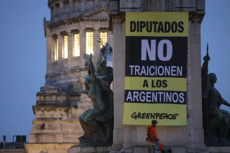 Activistas de Greenpeace se treparon a un monumento frente al Congreso contra la Ley de Glaciares