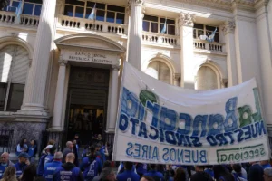 Bancarios anunciaron un paro el 27 de abril en rechazo al cierre de dependencias del BCRA