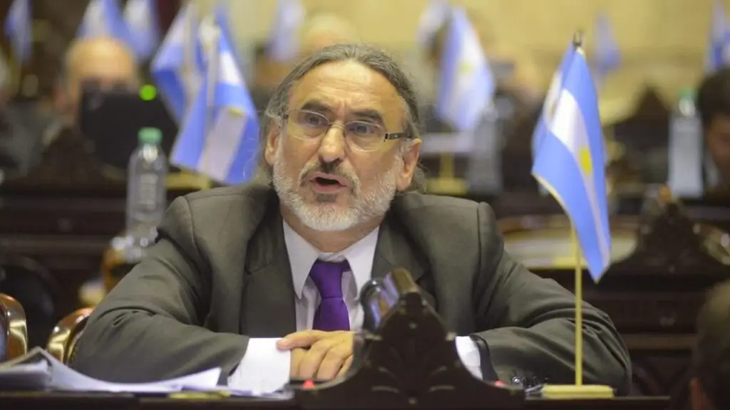 Basterra denunció incumplimiento judicial y pidió embargar la dieta para resarcir el daño ambiental causado.