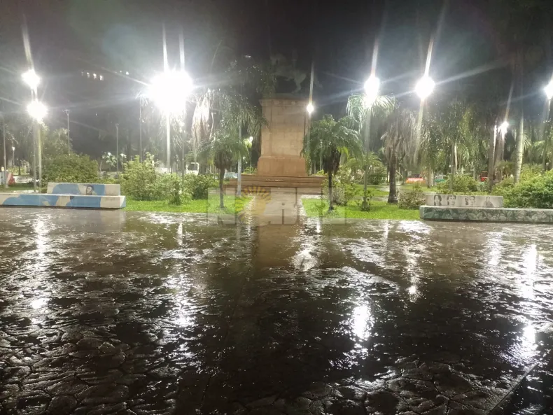 Castelli y Saenz Peña bajo el agua: más de 230 milímetros, barrios anegados y familias en alerta
