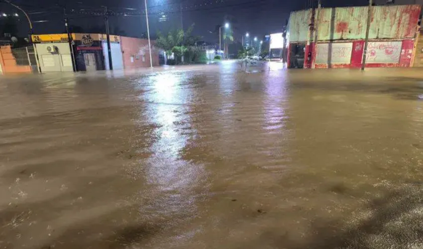Castelli y Saenz Peña bajo el agua más de 230 milímetros, barrios anegados y familias en alerta