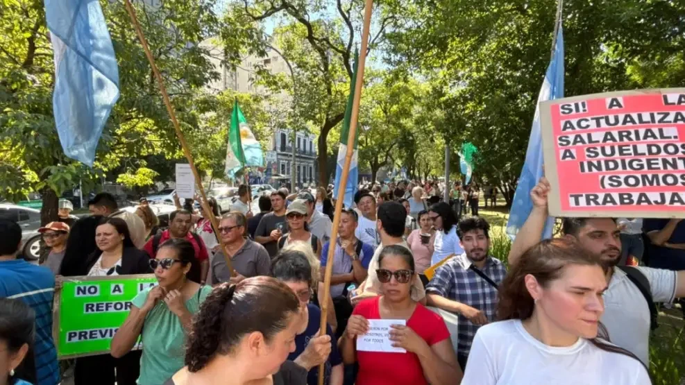 Conflicto en Chaco: empleados de Producción volvieron a manifestarse frente a Casa de Gobierno