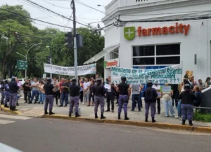 Conflicto en Chaco: empleados de Producción volvieron a manifestarse frente a Casa de Gobierno