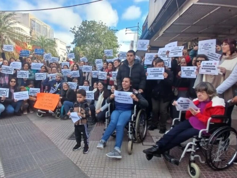 Denuncian hasta seis meses de deuda en prestaciones y alertan por interrupción de tratamientos esenciales.