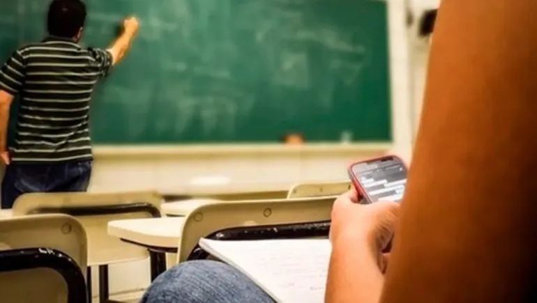 La ley establece límites al uso de celulares en clase, salvo con fines pedagógicos definidos por docentes.