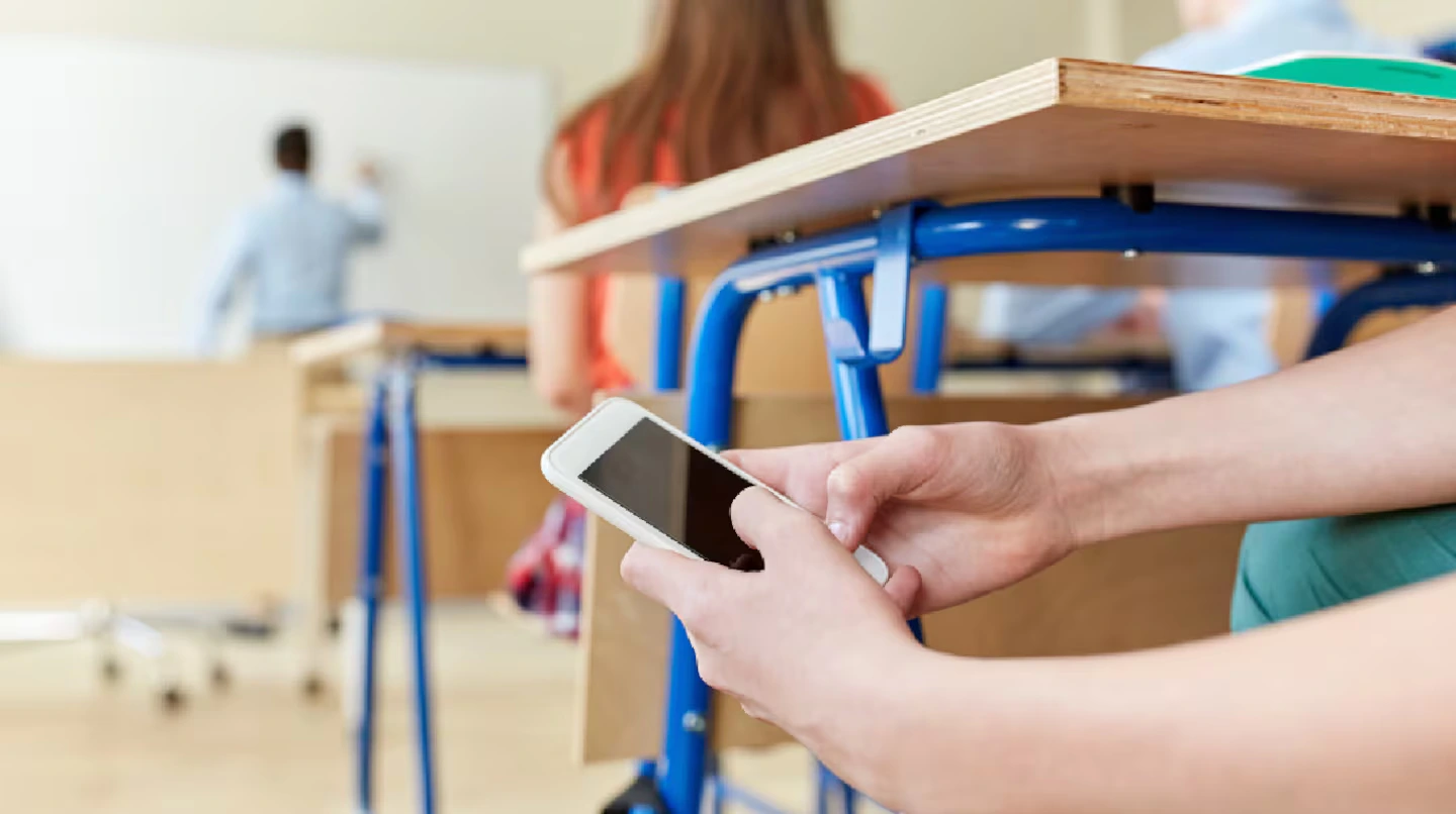 Formosa: luego de aprobarse la regulación, crece el debate sobre el uso de celulares en aulas