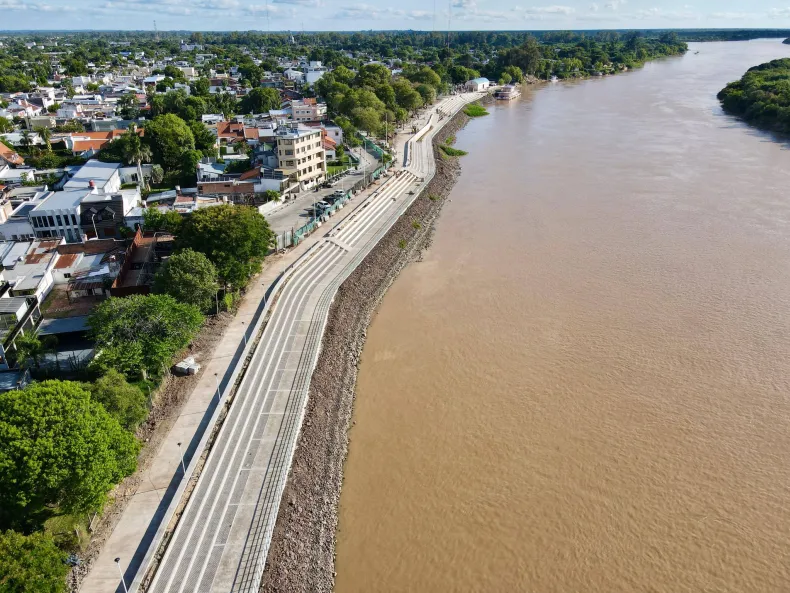 La obra forma parte del sistema de defensas costeras para prevenir inundaciones en una zona históricamente vulnerable.