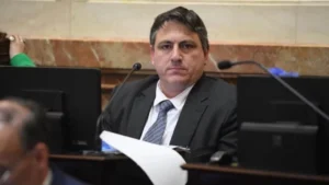 Paoltroni relativiza el cumplimiento de leyes aprobadas por el Congreso y genera fuertes críticas