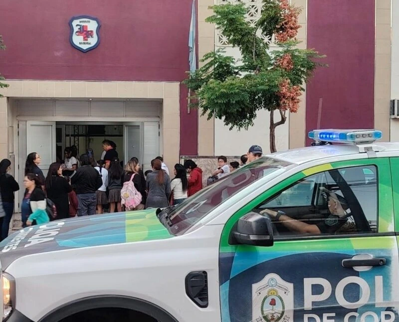 Revisan mochilas en colegios correntinos por amenazas: amplio despliegue de seguridad