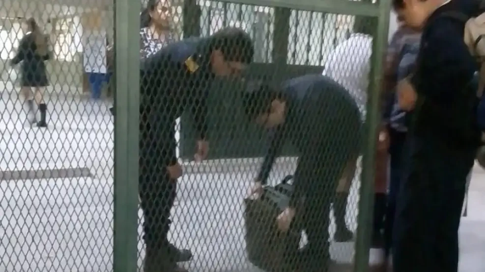 Revisan mochilas en colegios correntinos por amenazas: amplio despliegue de seguridad