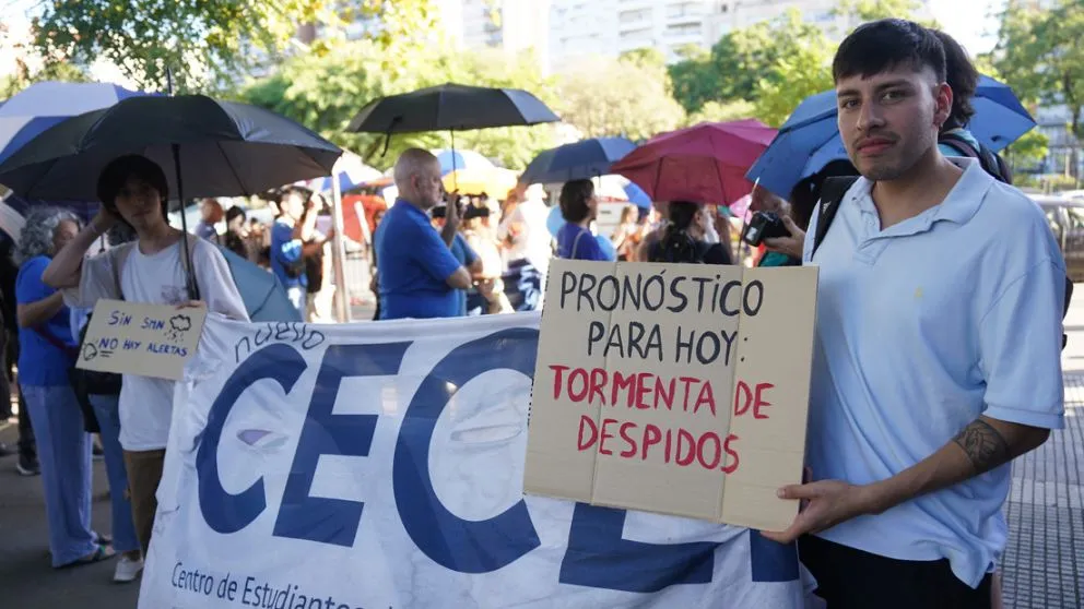 Trabajadores denuncian vaciamiento del organismo y transferencia de funciones a una sociedad estatal con posible beneficio privado.