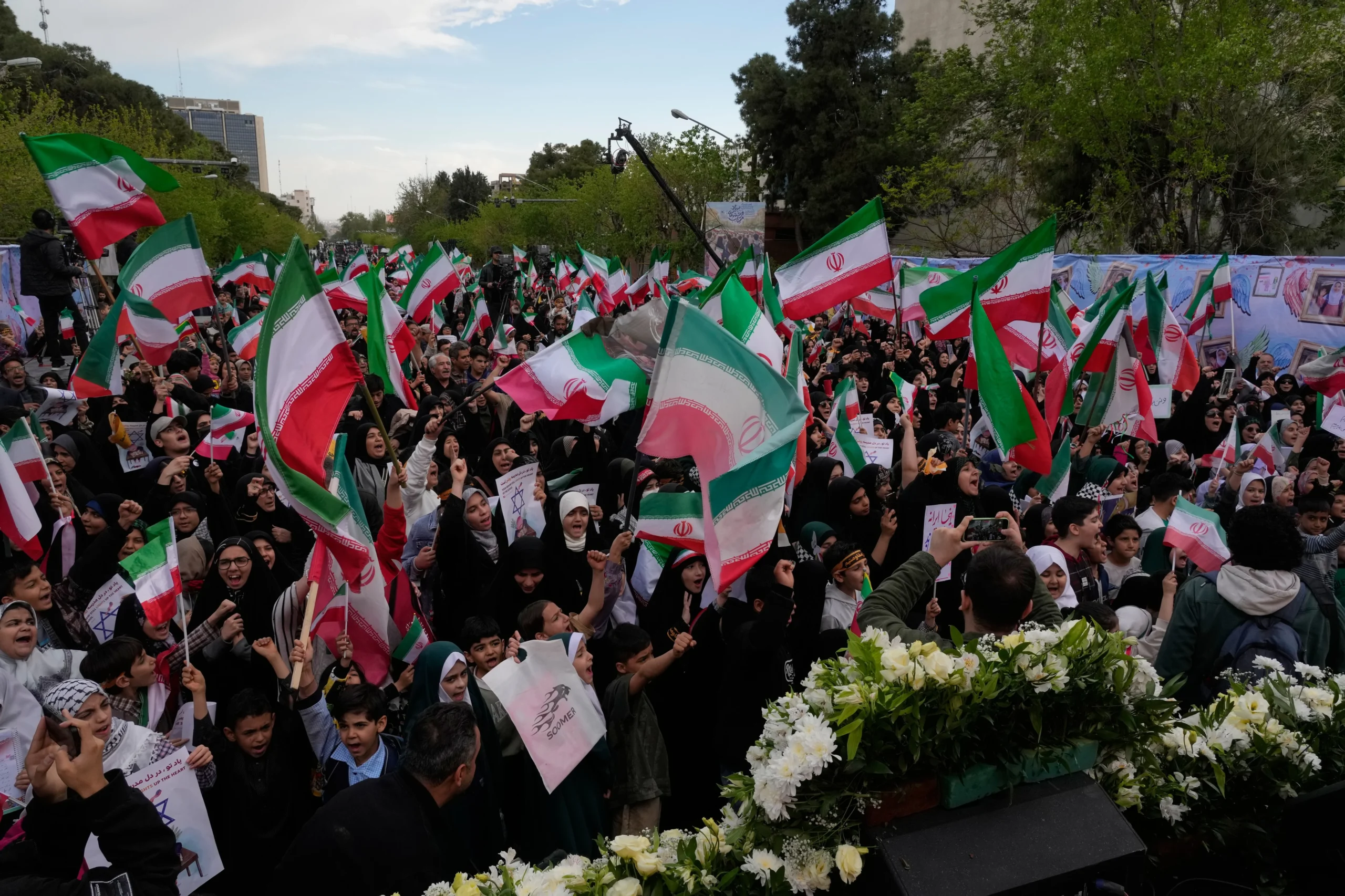 Los iraníes lejos de intimidarse por las amezadas de Trump hicieron cadenas humanas en torno a las centrales energéticas y puentes amenazadas por EE.UU. Foto: La Política Online.
