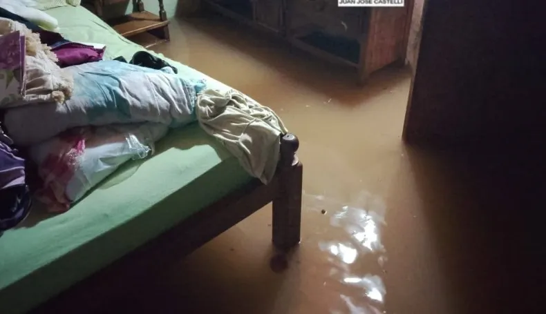 Heladeras, colchones y electrodomésticos arruinados: el triste saldo que enfrentan cientos de familias chaqueñas tras el fuerte temporal.