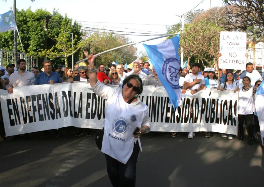 Gremios denuncian pérdida salarial, recortes y falta de convocatoria a paritarias por parte del Gobierno.