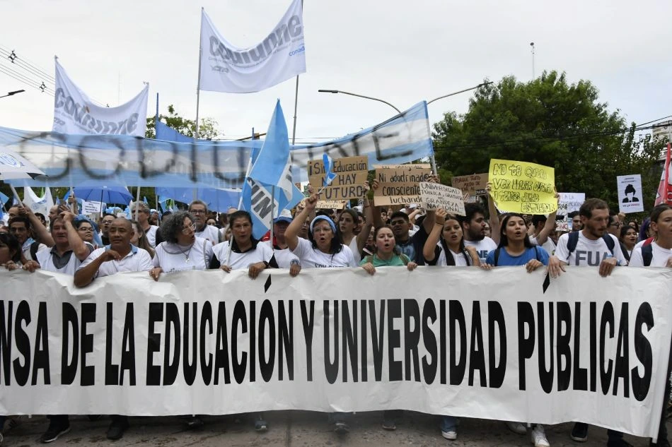 Docentes denuncian una pérdida del 35% del poder adquisitivo y becas estudiantiles desactualizadas frente a la inflación.