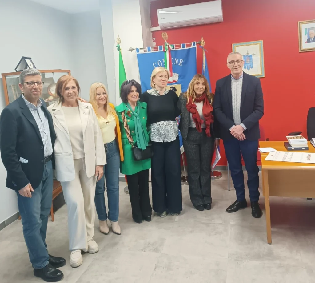La delegación participó de una reunión en la municipalidad de Saracena con el vicealcalde Biagio Diana y la presidenta de Pro Loco di Saracena, Elisa Montisarchio.