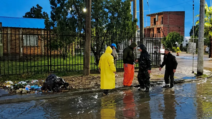 En Corrientes capital, cuadrillas municipales realizaron tareas de limpieza tras 42 milímetros de lluvia en pocas horas.