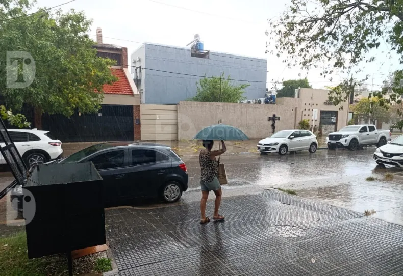 Chaco y Corrientes bajo intensas lluvias: calles anegadas y alerta amarilla del Servicio Meteorológico