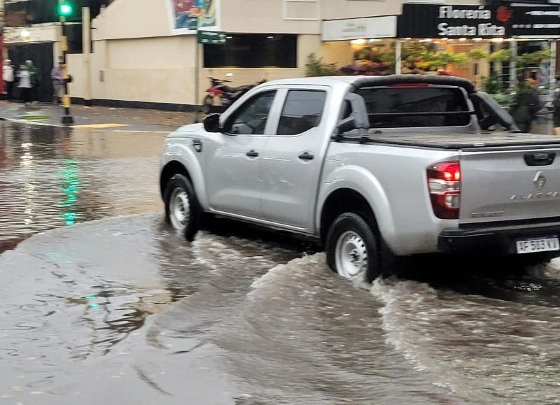 Chaco y Corrientes bajo intensas lluvias: calles anegadas y alerta amarilla del Servicio Meteorológico