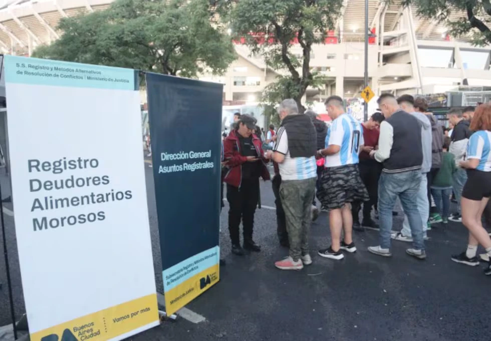 La restricción se mantendrá mientras siga vigente la inscripción en registros de morosos alimentarios.