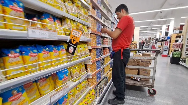 El consumo masivo se hundió casi 5% mensual en abril: fuerte impacto en supermercados y mayoristas