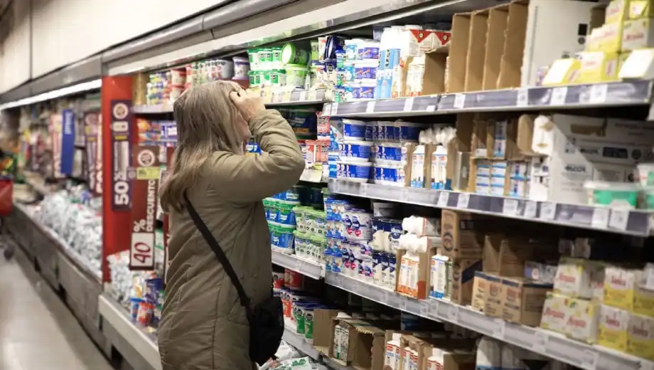 El consumo masivo se hundió casi 5% mensual en abril: fuerte impacto en supermercados y mayoristas
