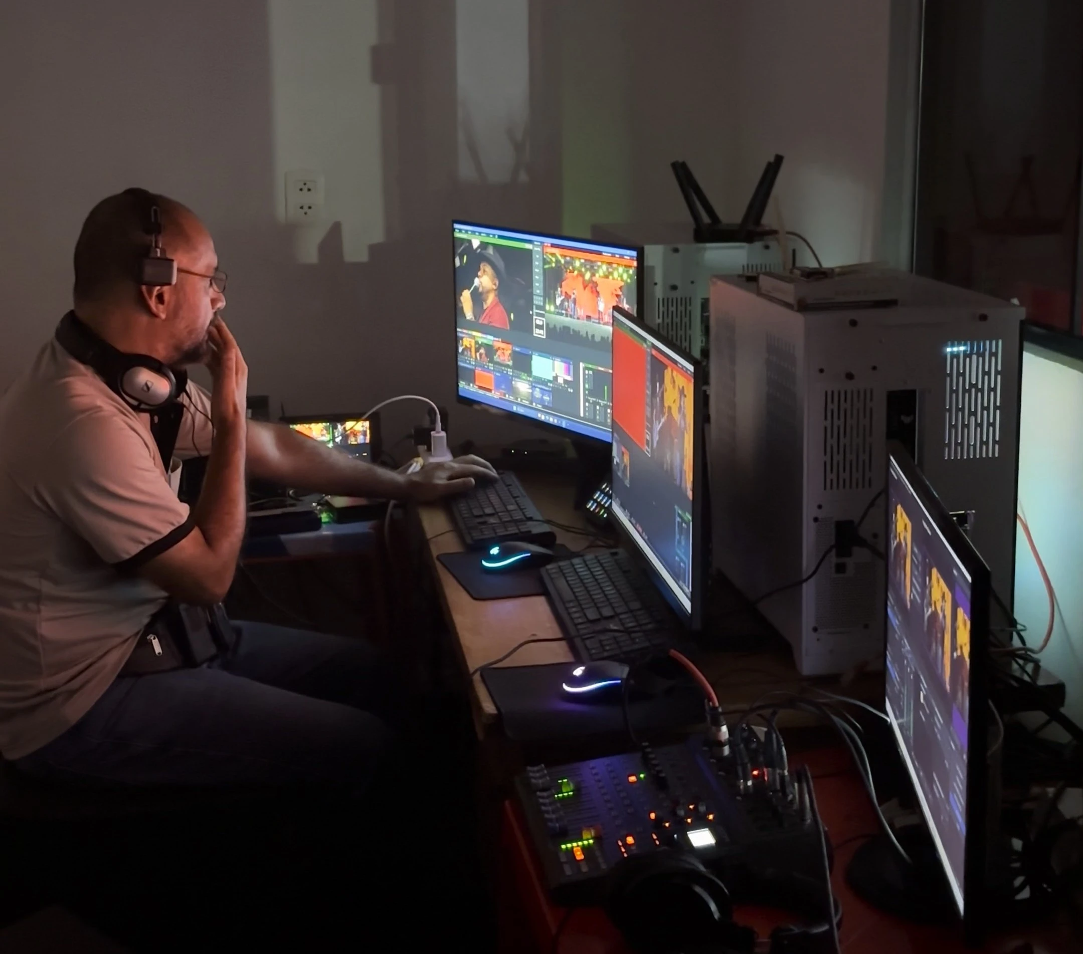 Sala de control donde el equipo de Iru Media controlaba la transmisión por las pantallas. 