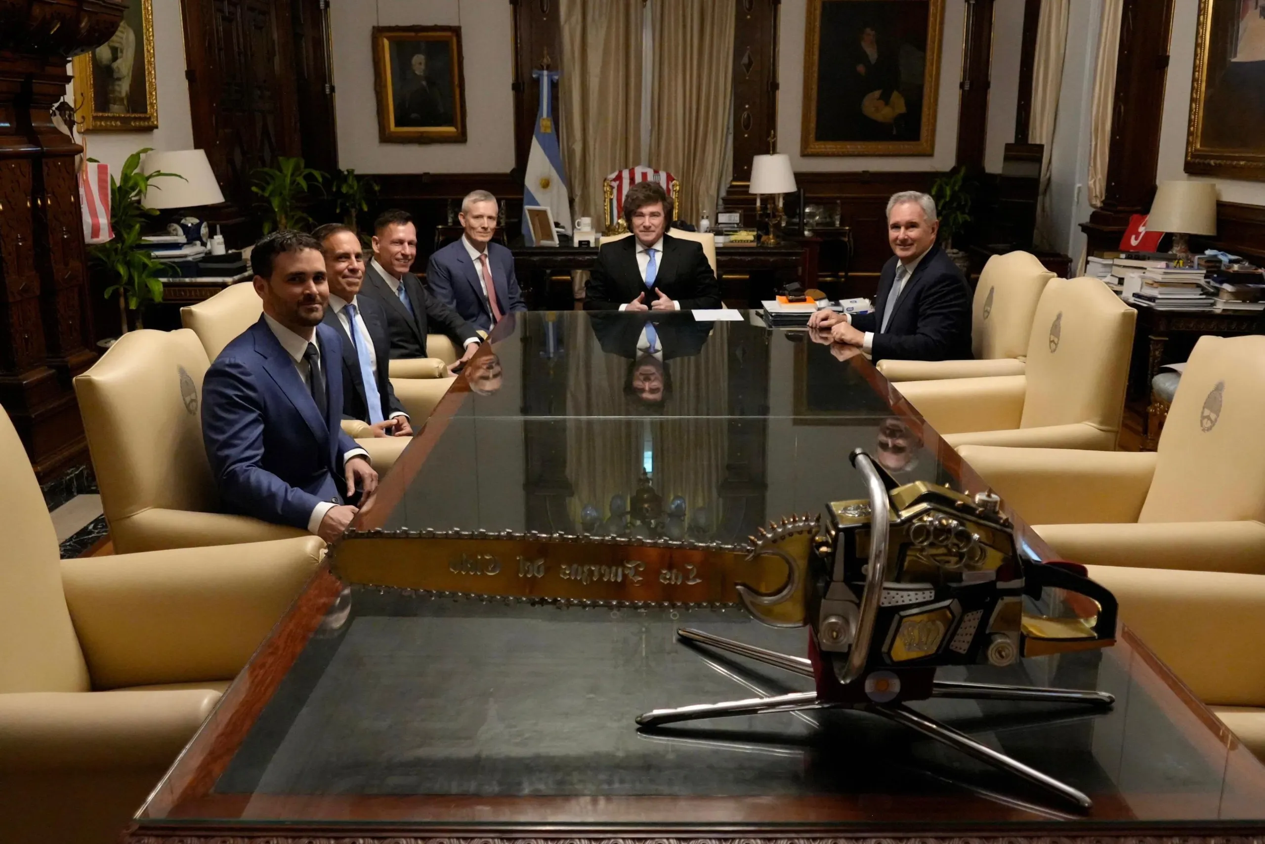 Reunión entre Milei y Peter Thiel. Luego del anuncio del super RIGI, el empresario se mostró con Caputo. Foto: Clarín 