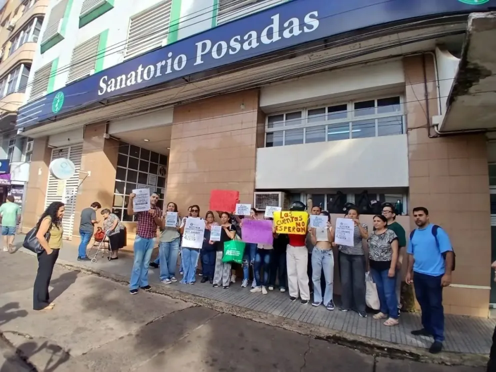 Trabajadores del Sanatorio Posadas protestaron por salarios adeudados de hasta cuatro meses